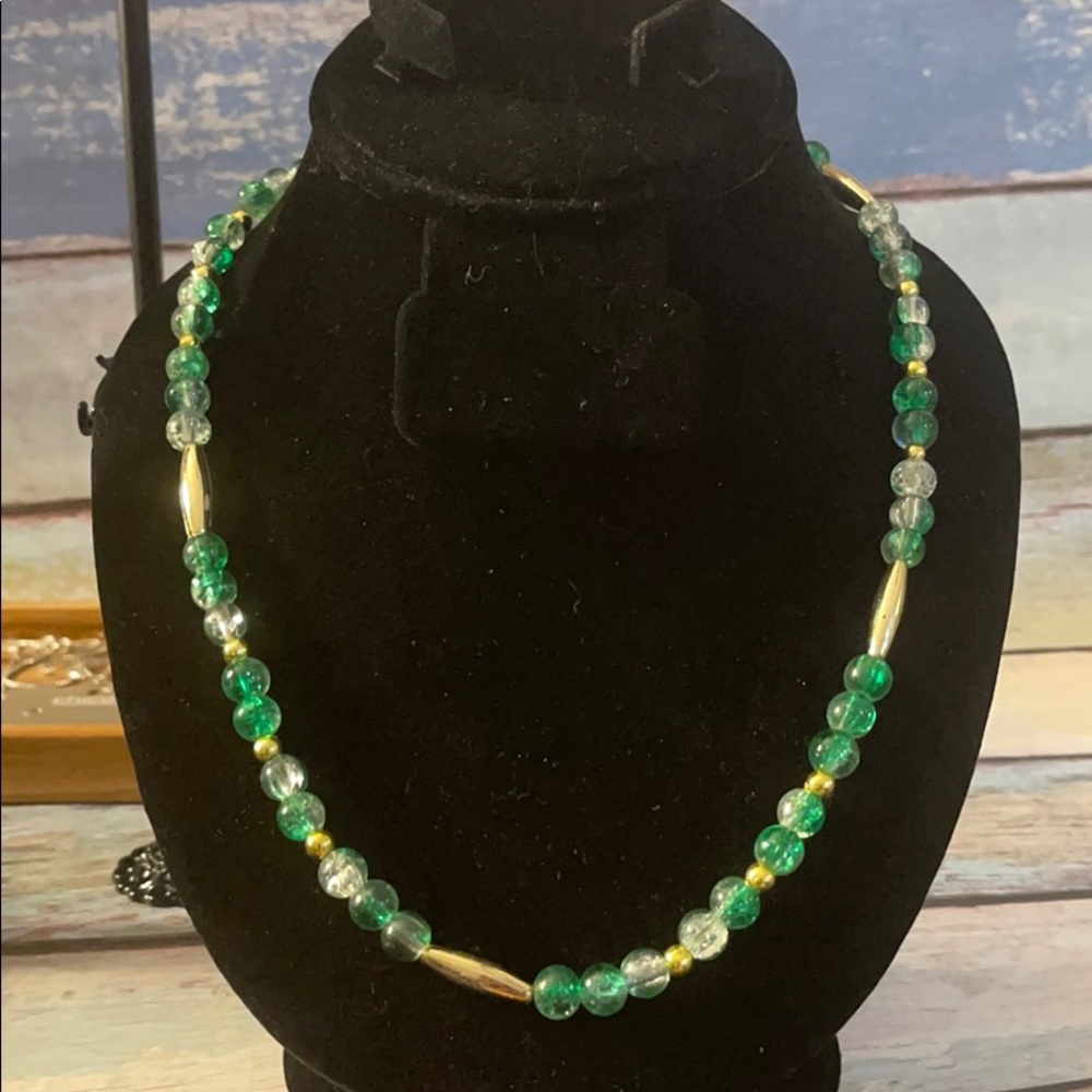 Pre-owned faux green beaded choker necklace.6